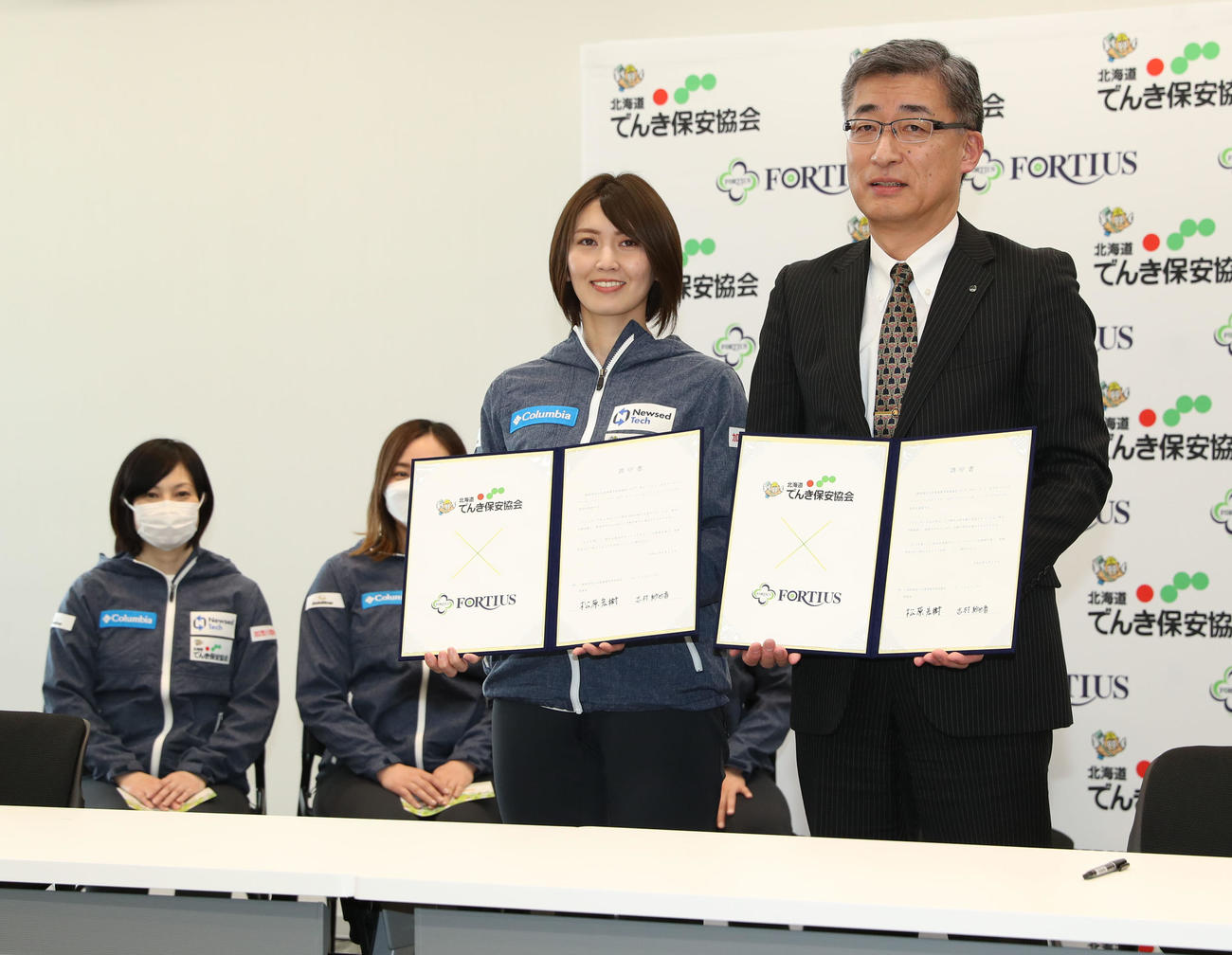 トップスポンサー契約調印式・記者発表会に出席しサインを交わすフォルティウスの吉村（左）と一般財団法人北海道電気保安協会松原理事長（撮影・佐藤翔太）