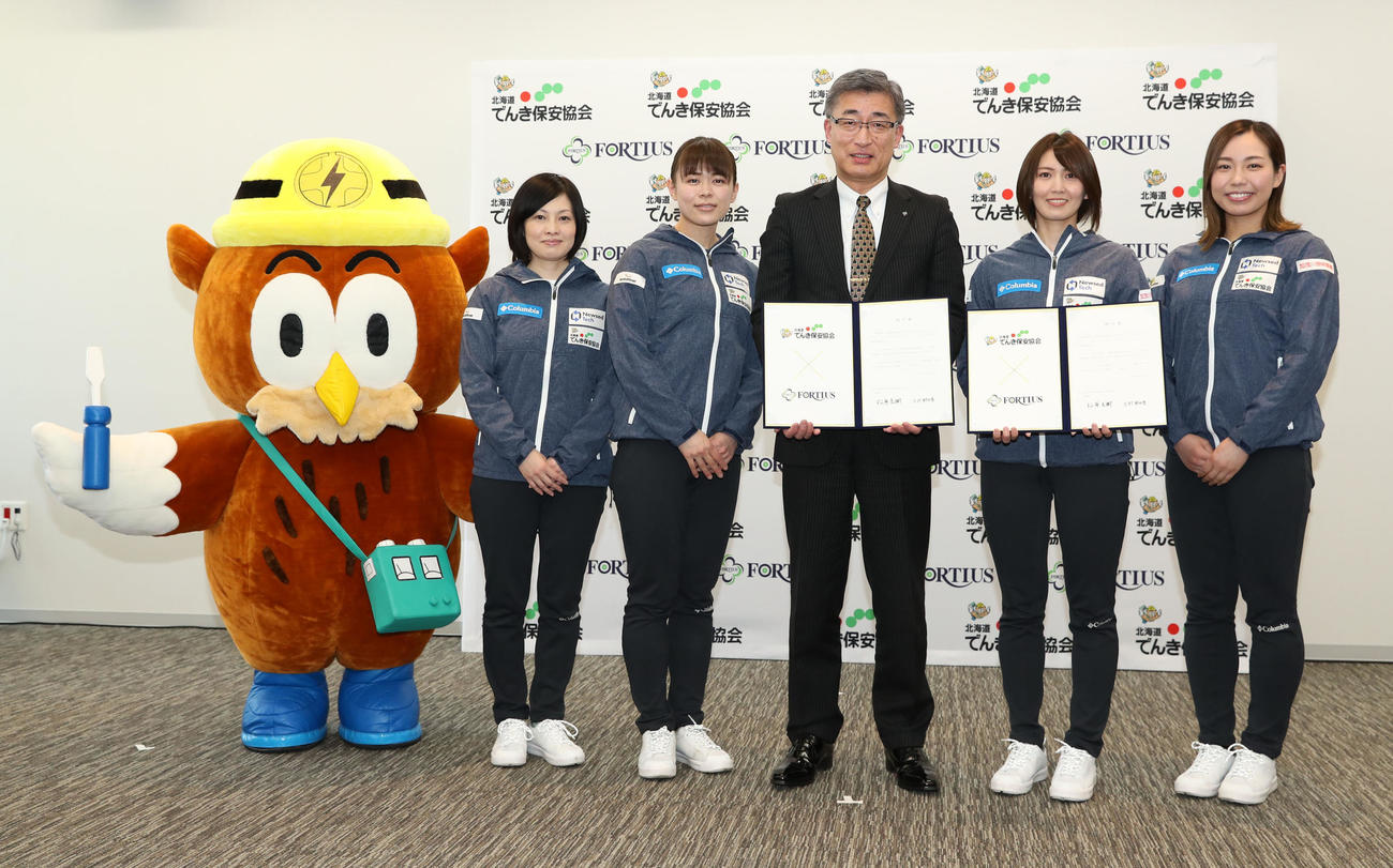 トップスポンサー契約調印式・記者発表会に出席しサインを交わし記念撮影に応じる左からフォルティウスの船山、小野寺、吉村、近江谷。中央は一般財団法人北海道電気保安協会松原理事長（撮影・佐藤翔太）