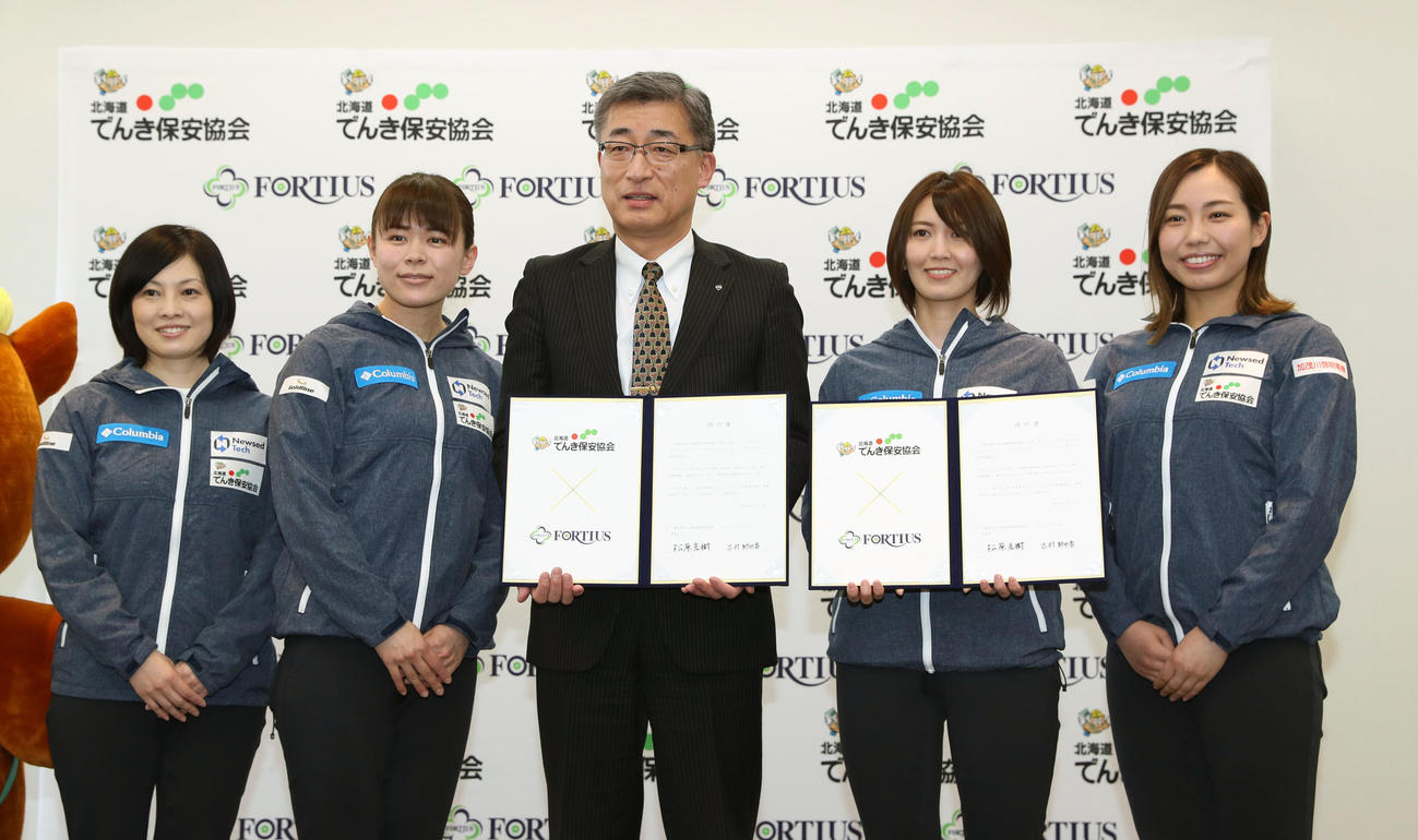 トップスポンサー契約調印式・記者発表会に出席しサインを交わし記念撮影に応じる左からフォルティウスの船山、小野寺、吉村、近江谷。中央は一般財団法人北海道電気保安協会松原理事長（撮影・佐藤翔太）