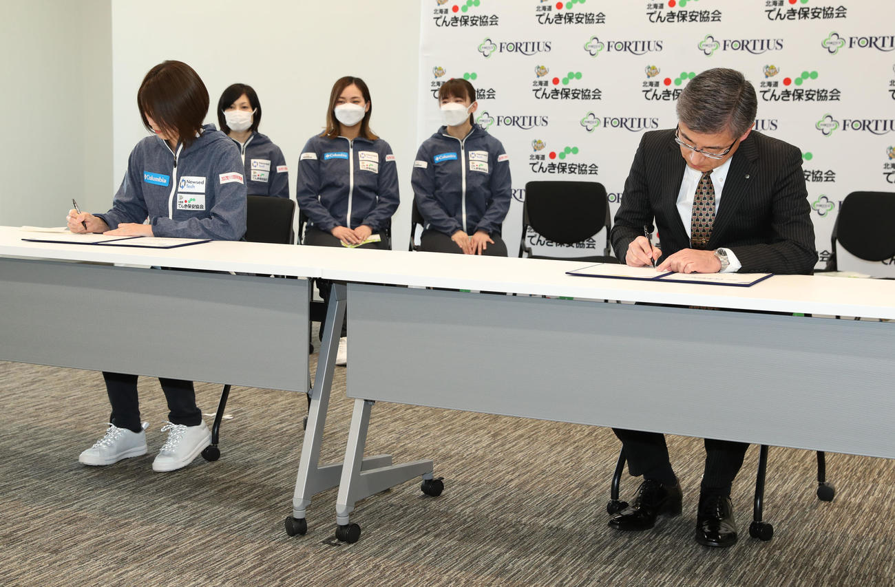 トップスポンサー契約調印式・記者発表会に出席しサインを交わすフォルティウスの吉村（左）と一般財団法人北海道電気保安協会松原理事長（撮影・佐藤翔太）