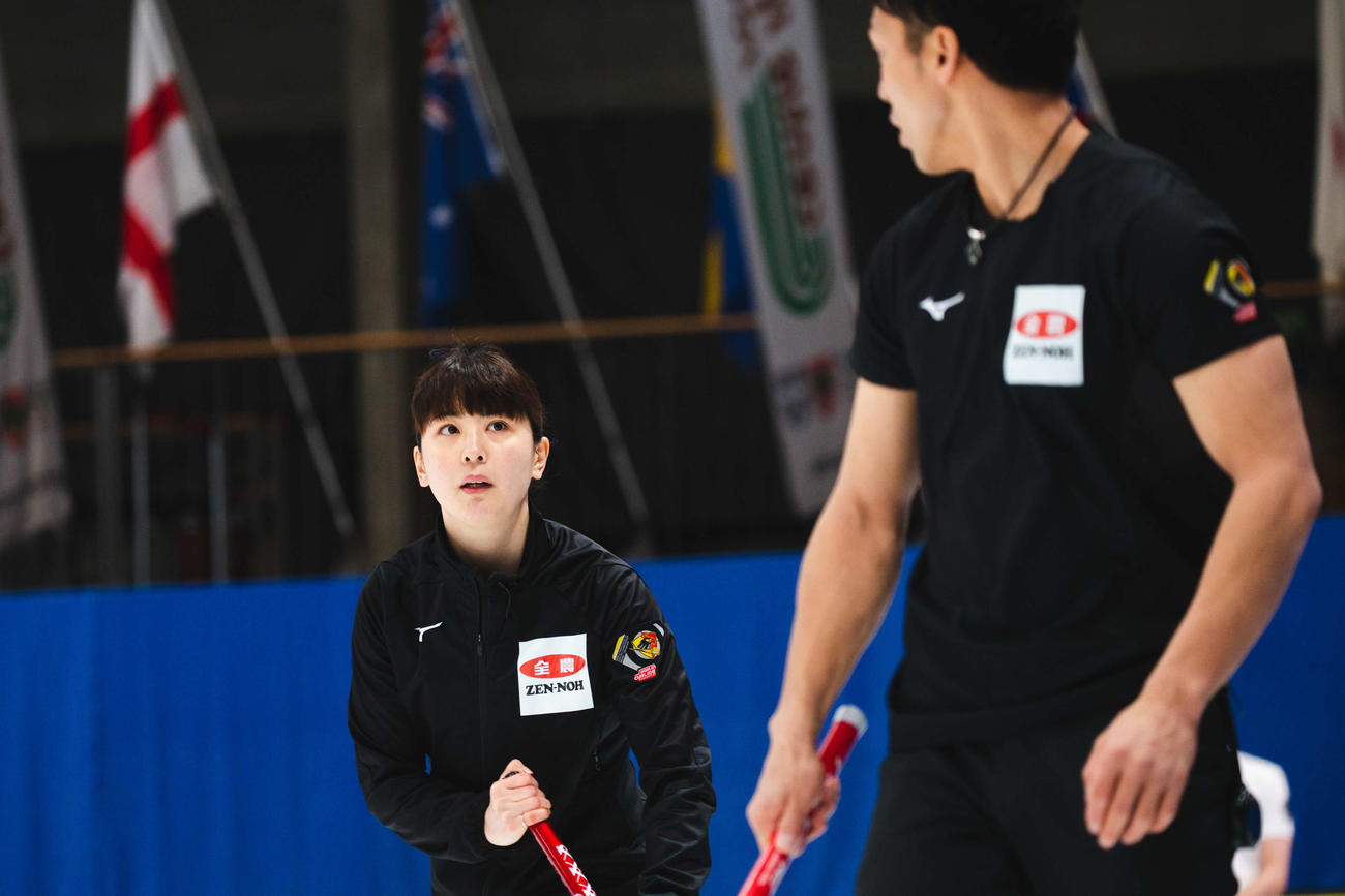 声を掛け合う松村（左）と谷田（現地時間4月24日撮影）（C）WCF／Celine Stucki
