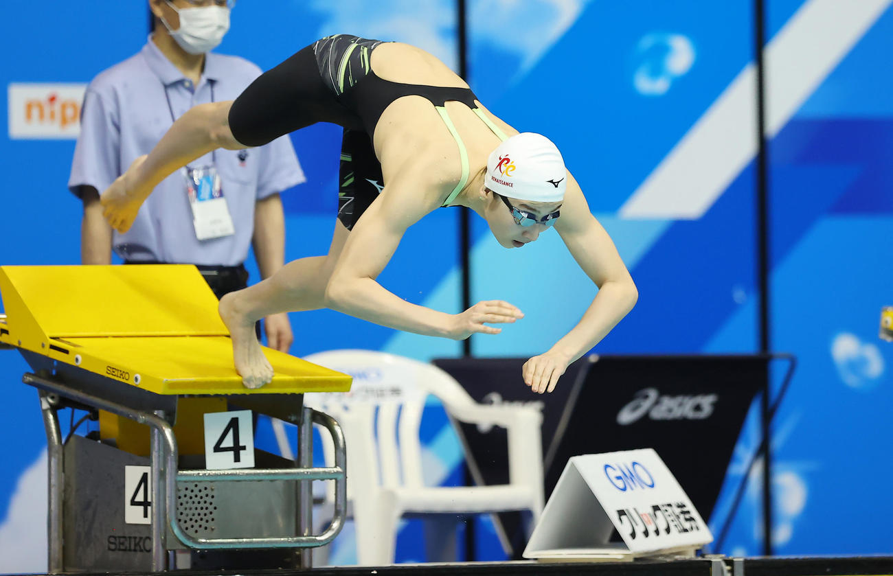 女子50メートルバタフライ予選、スタートする池江（左）（撮影・垰建太）