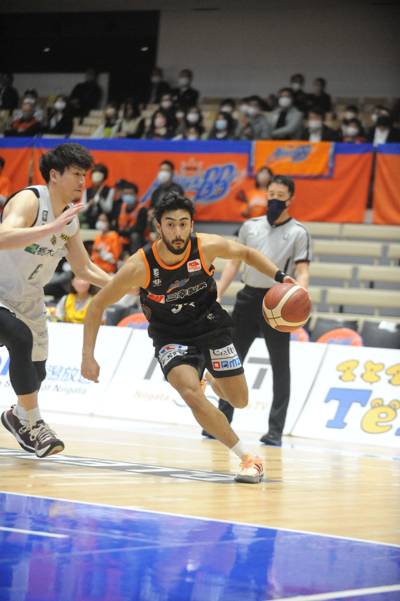 第1Q、ドリブルを仕掛ける遠藤