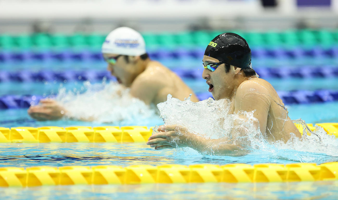 男子400メートル個人メドレー予選、力泳する瀬戸（手前）（撮影・垰建太）