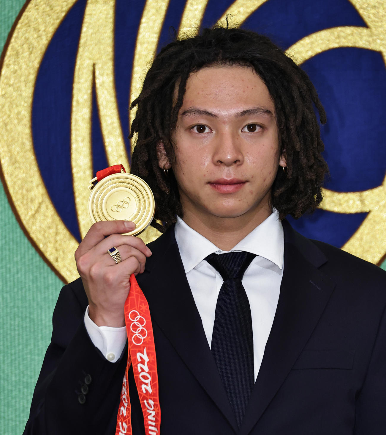 金メダルを披露する北京冬季五輪スノーボード男子HP金メダリスト平野歩夢（2022年3月18日撮影）