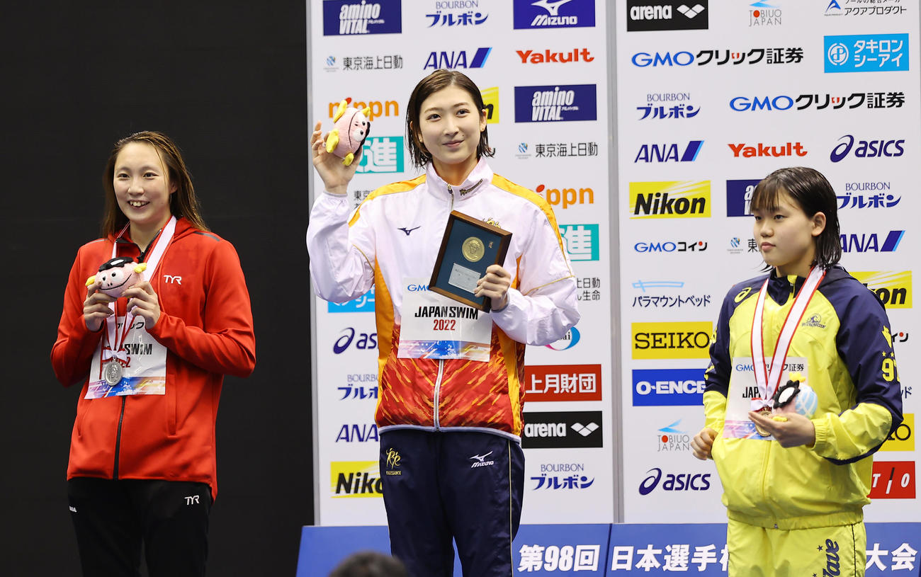 女子50メートルバタフライ決勝で優勝しスタンドに手を振る池江（中央）。2位相馬（左）、3位平井（撮影・垰建太）