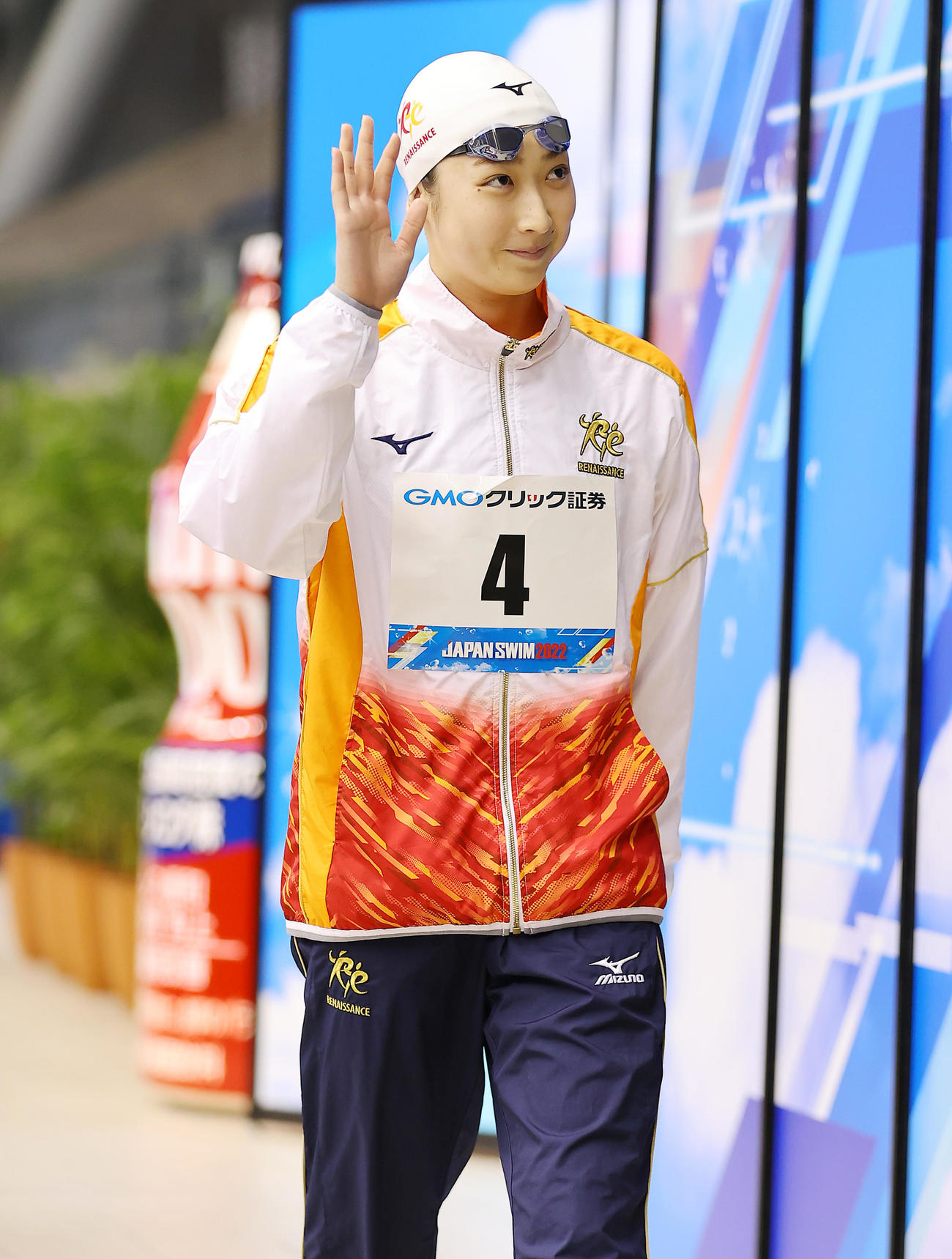 女子50メートルバタフライ決勝、リラックスした表情で入場する池江（撮影・垰建太）