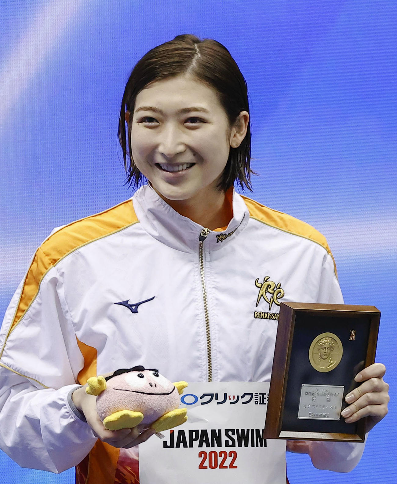 女子50メートルバタフライで優勝し、笑顔の池江璃花子（共同）