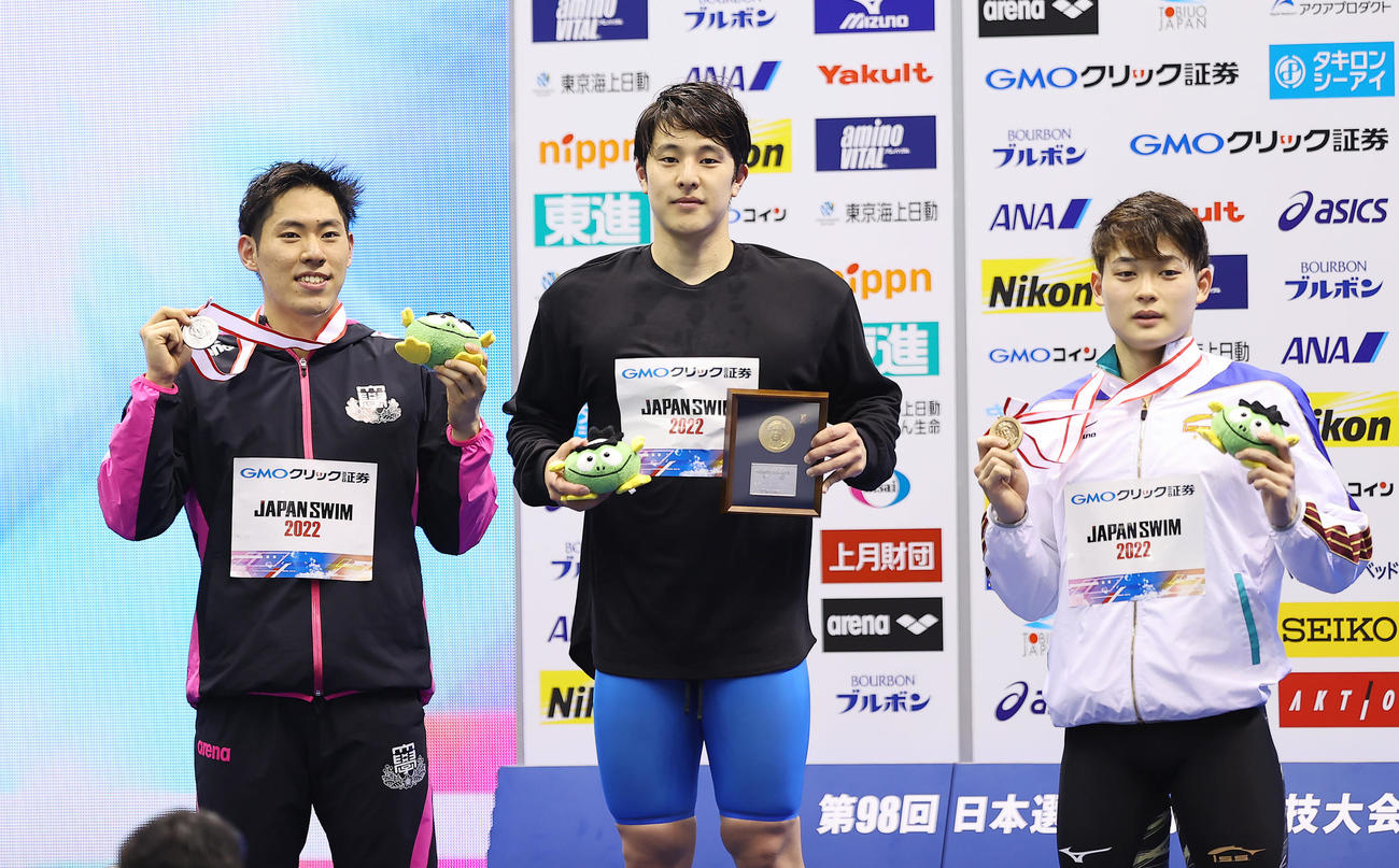 男子400メートル個人メドレーの表彰台で写真に納まる瀬戸（中央）、本多（左）、小方（撮影・垰建太）