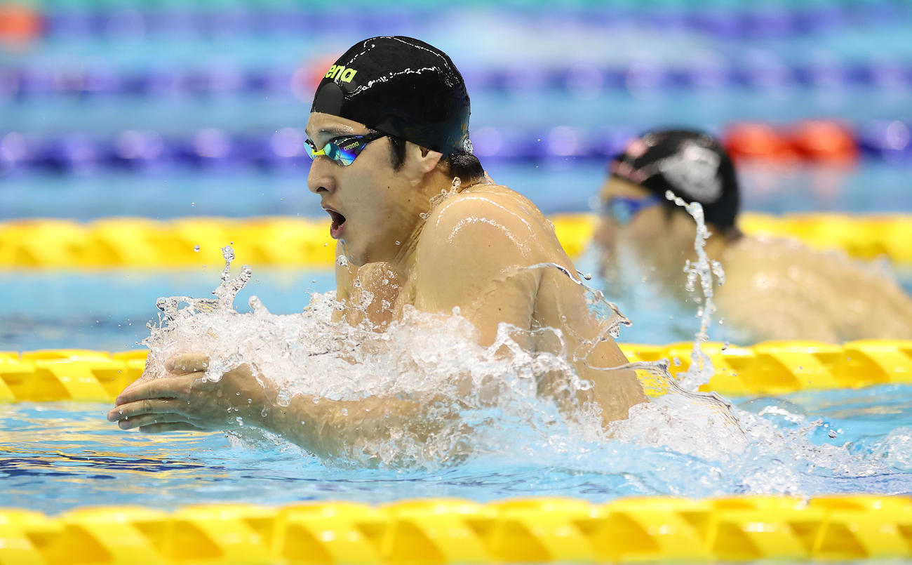男子400メートル個人メドレー決勝、力泳する瀬戸。後方は本多（撮影・垰建太）