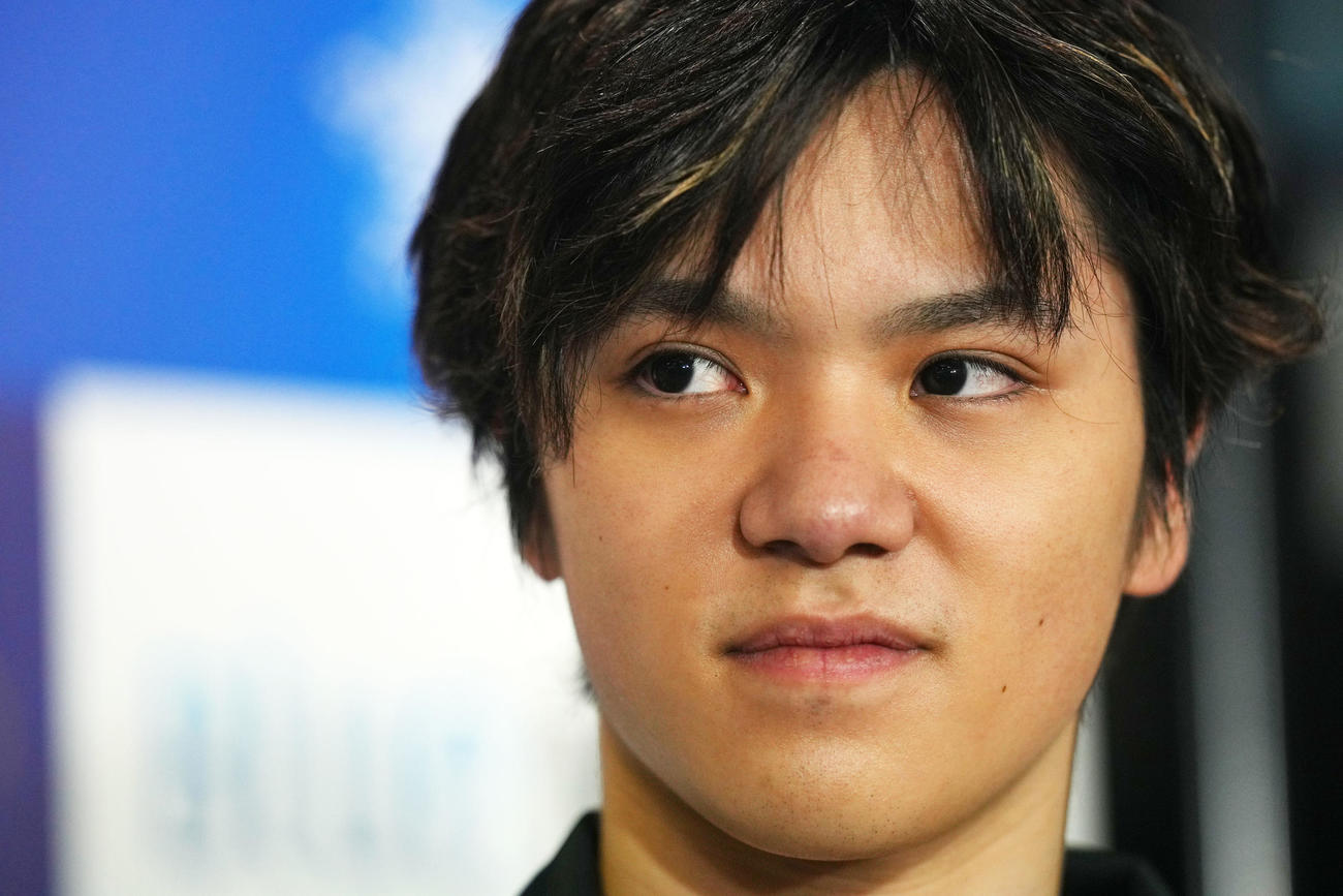 演技後、会見に登場した宇野（撮影・横山健太）