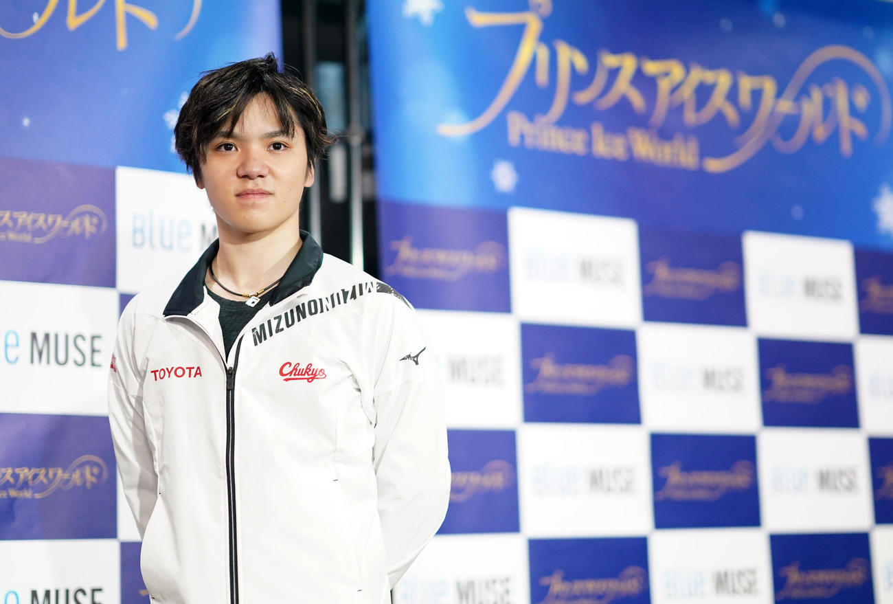 演技後、会見に登場した宇野（撮影・横山健太）