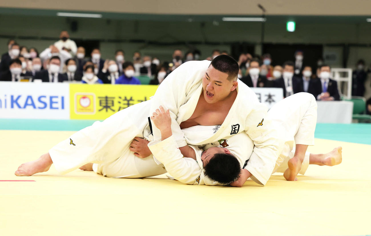 斉藤（上）は影浦を破り初優勝を果たす（撮影・足立雅史）