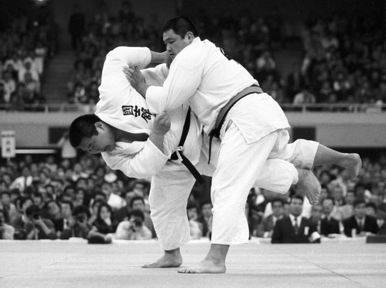84年の全日本選手権決勝で山下泰裕（右）に投げを打つ斉藤仁