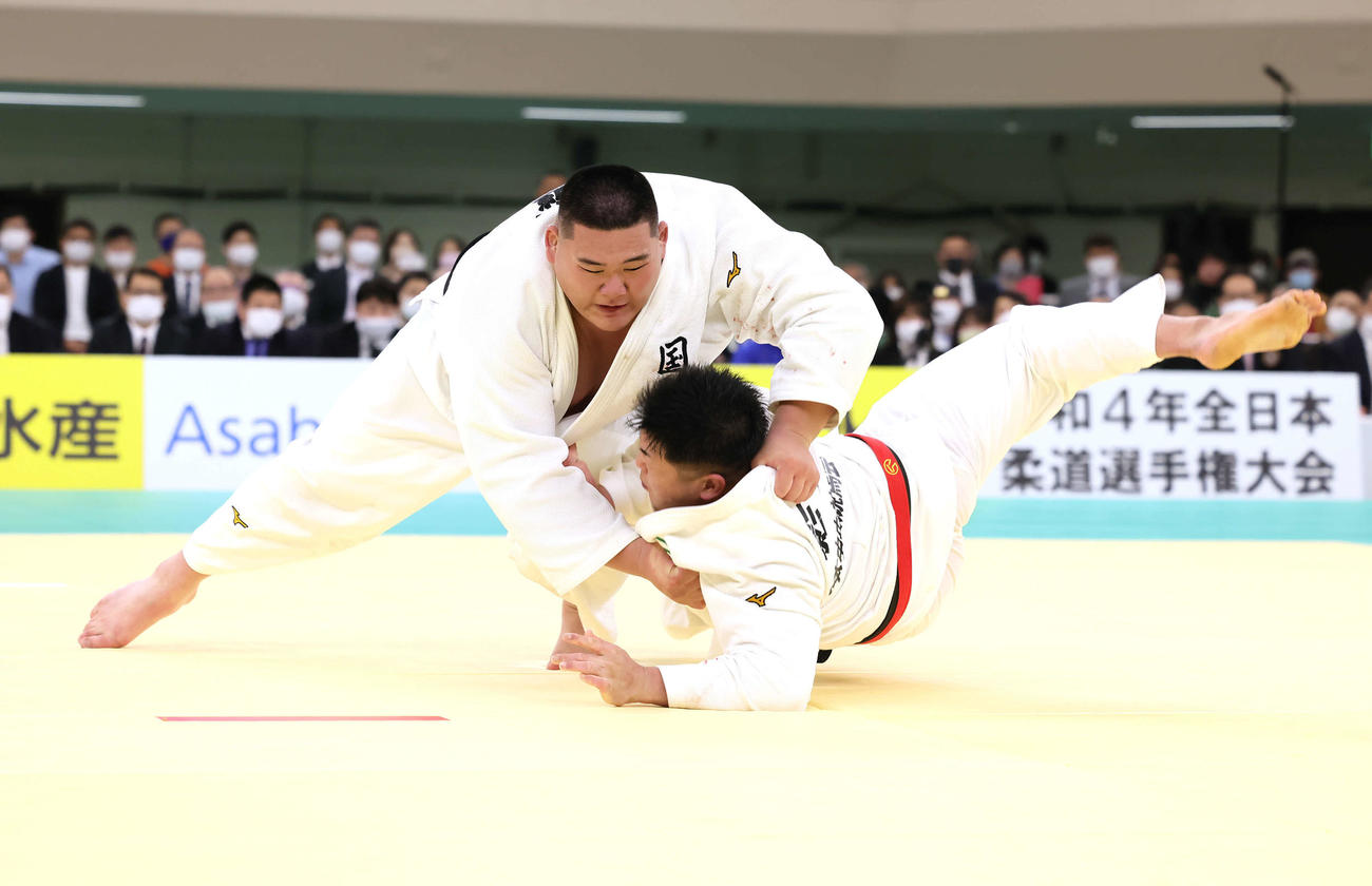 斉藤（左）は影浦を破り初優勝を果たす（撮影・足立雅史）
