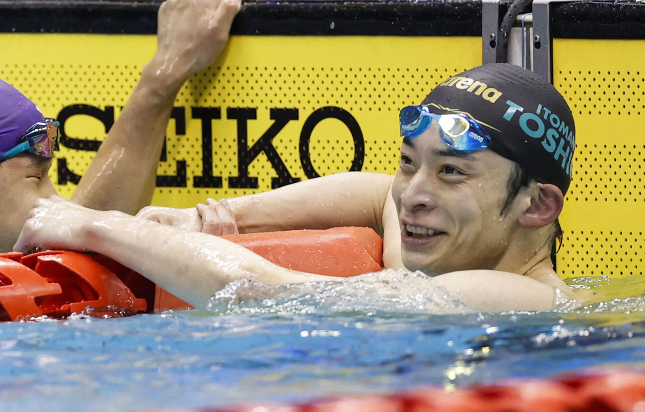 男子100メートル背泳ぎで優勝し、9連覇を果たした入江陵介（共同）
