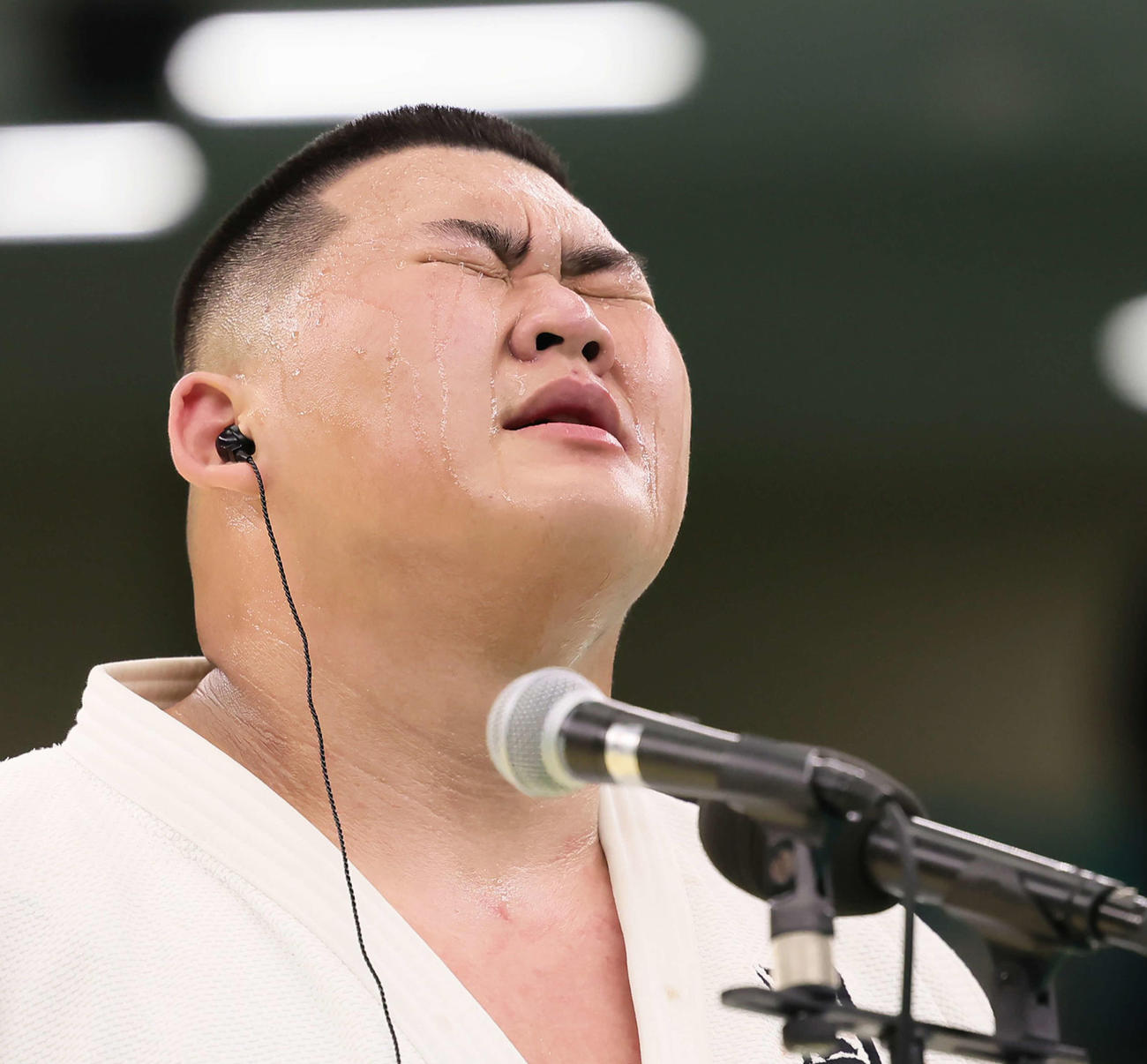 疲労困憊（こんぱい）の表情で優勝インタビューに答える斉藤（撮影・足立雅史）