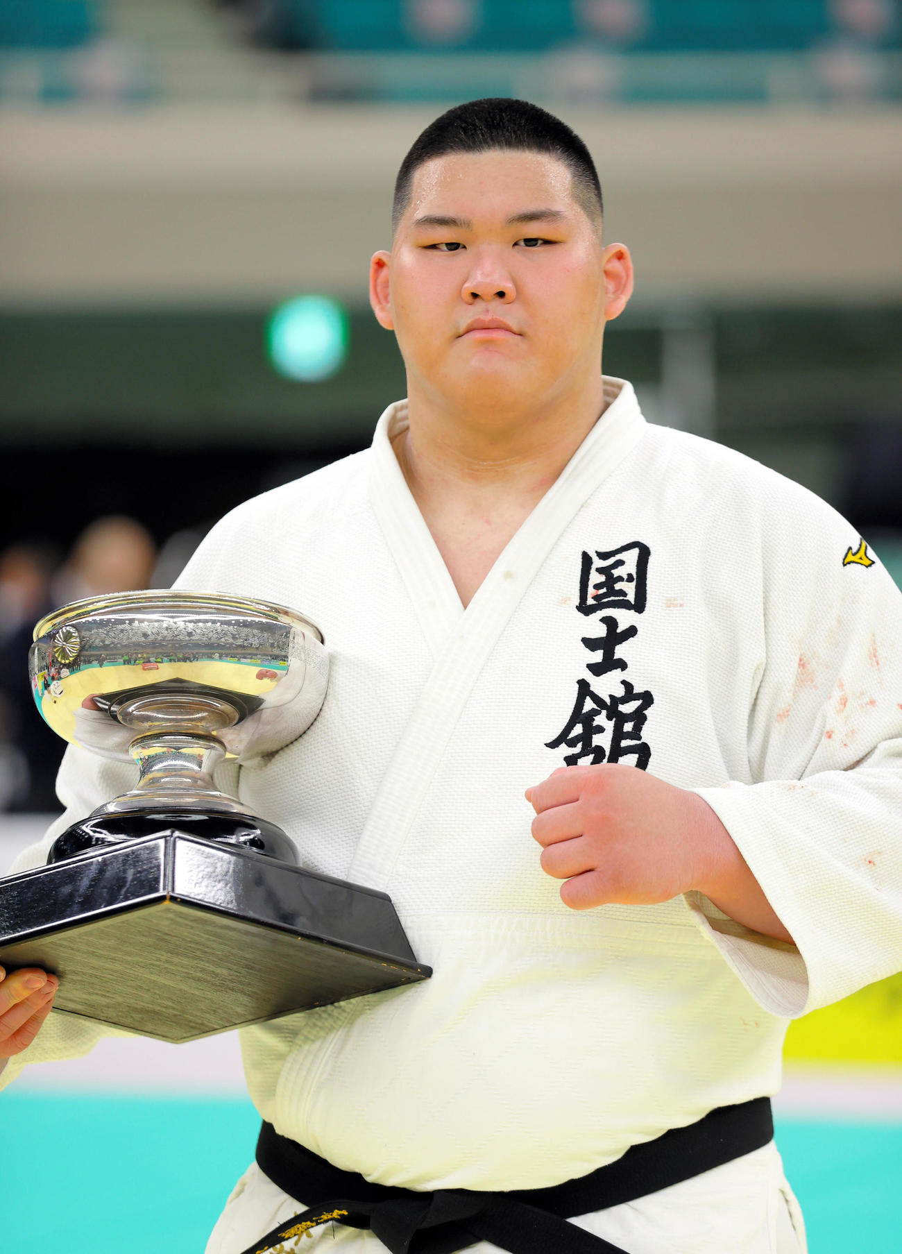 全日本選手権を制しトロフィーを手にする斉藤立（代表撮影）