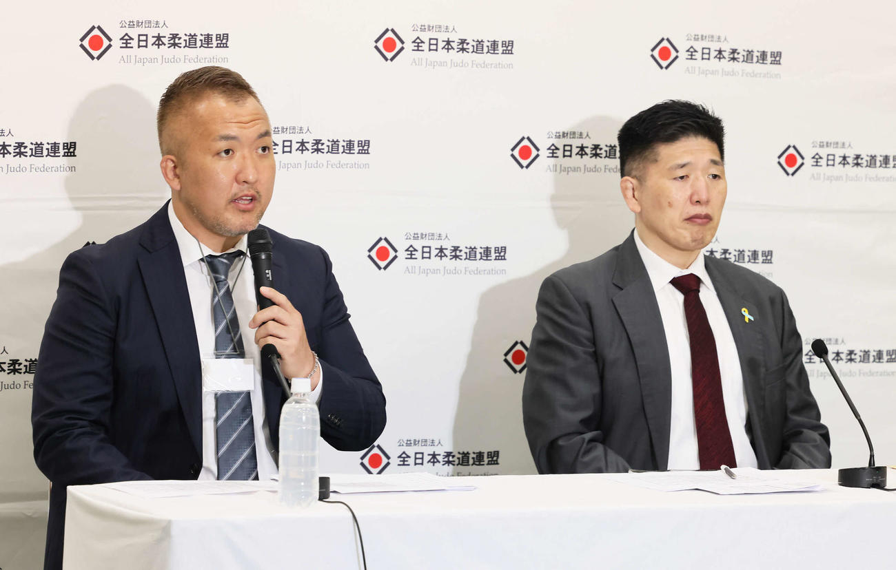 柔道世界選手権の代表発表記者会見を行う鈴木監督（左）と金野強化委員長（撮影・足立雅史）