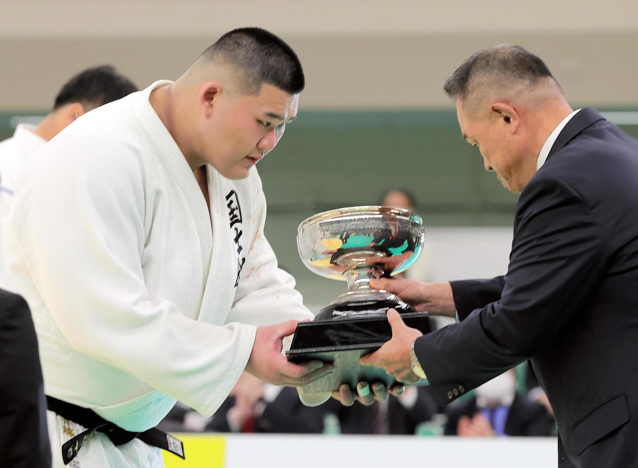 優勝しトロフィーを受け取る斉藤立（左）（代表撮影）
