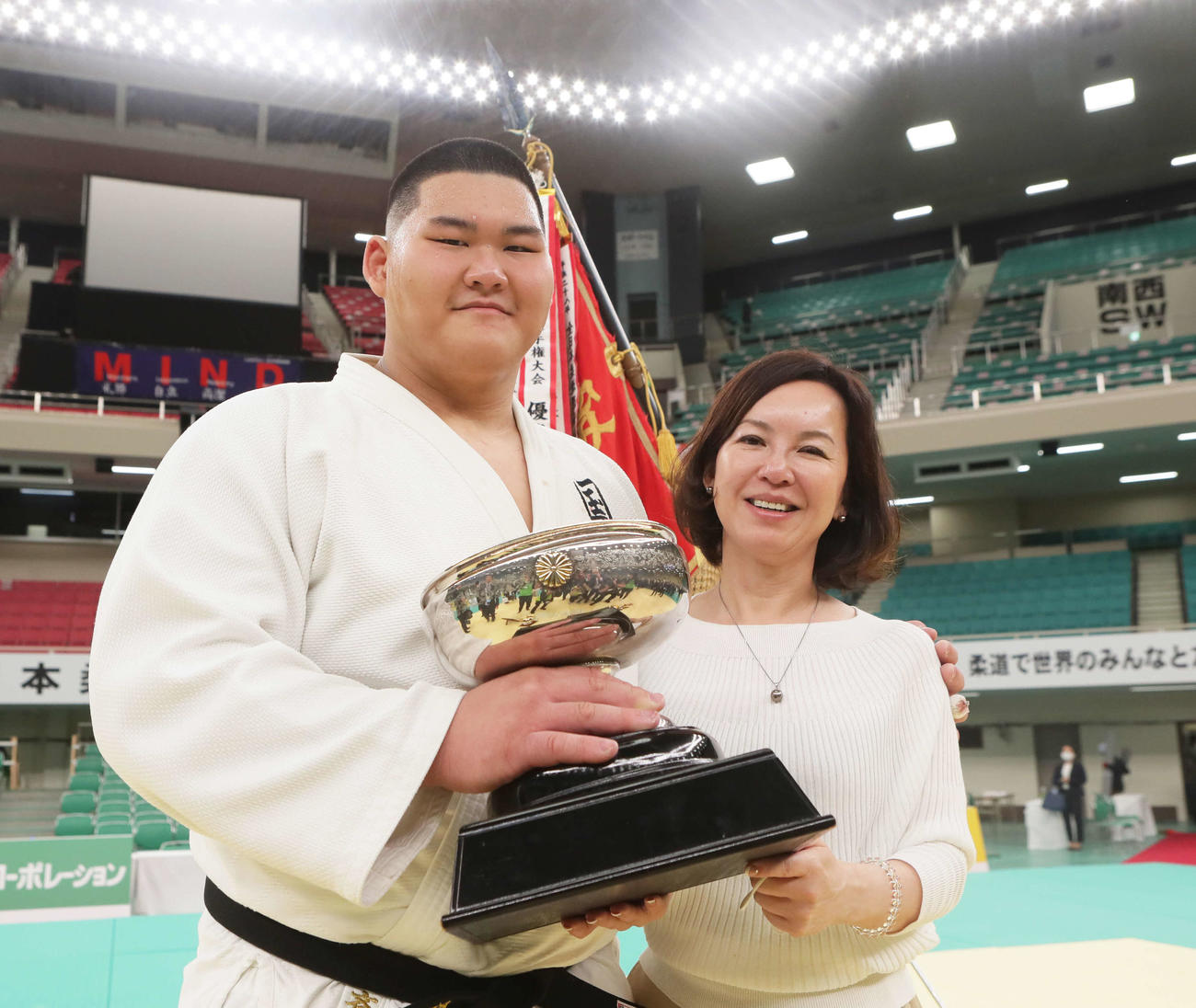 記念撮影に笑顔を見せる斉藤（左）と母三恵子さん（撮影・足立雅史）