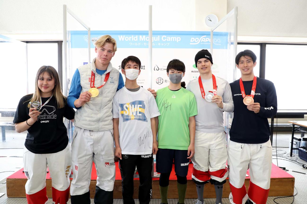 子どもたちと写真撮影に応じる（左から）川村、ウォルバーグ、2人おいてキングズベリー、堀島(C)T－world／撮影・丹保太郎