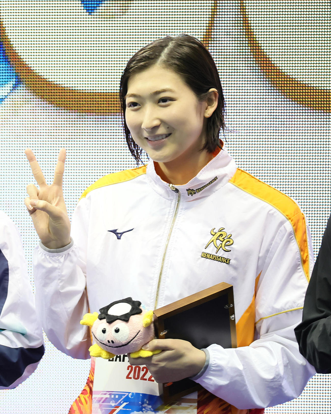 女子100メートル自由形で優勝しピースする池江（撮影・足立雅史）
