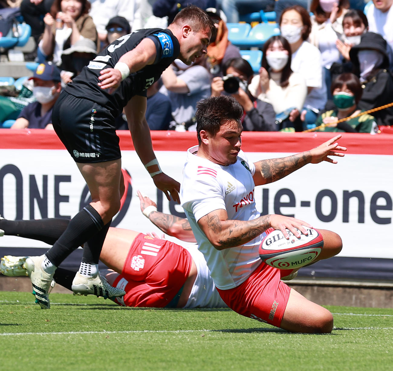 BR東京対トヨタ　前半、先制トライを決めるトヨタCTBローレンス（撮影・中島郁夫）