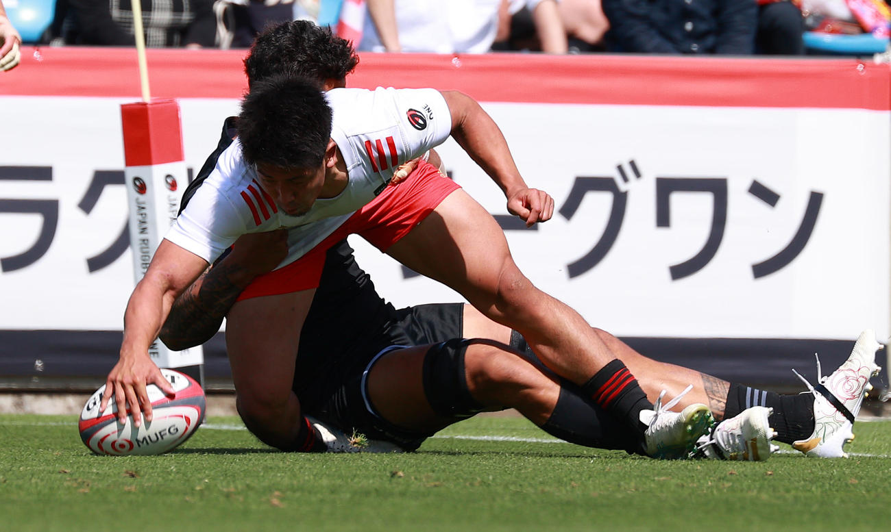 BR東京対トヨタ　後半、トライを決めるトヨタWTB岡田（撮影・中島郁夫）