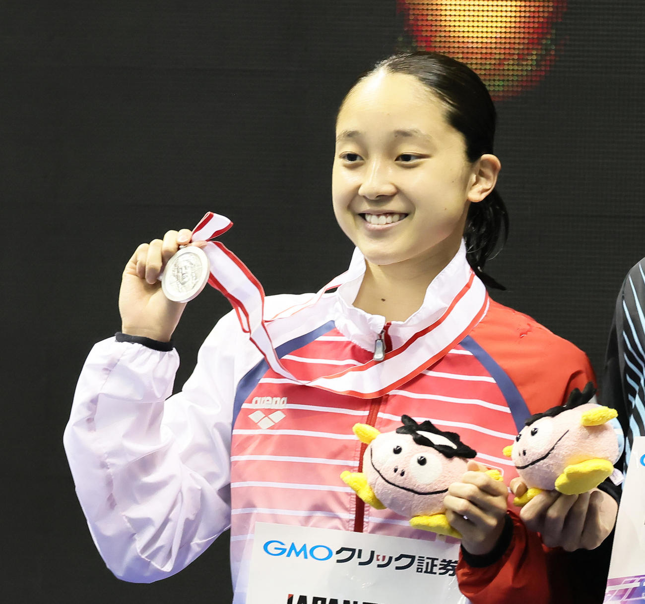 女子200メートル個人メドレー2位の成田はメダルを手に笑顔（撮影・足立雅史）