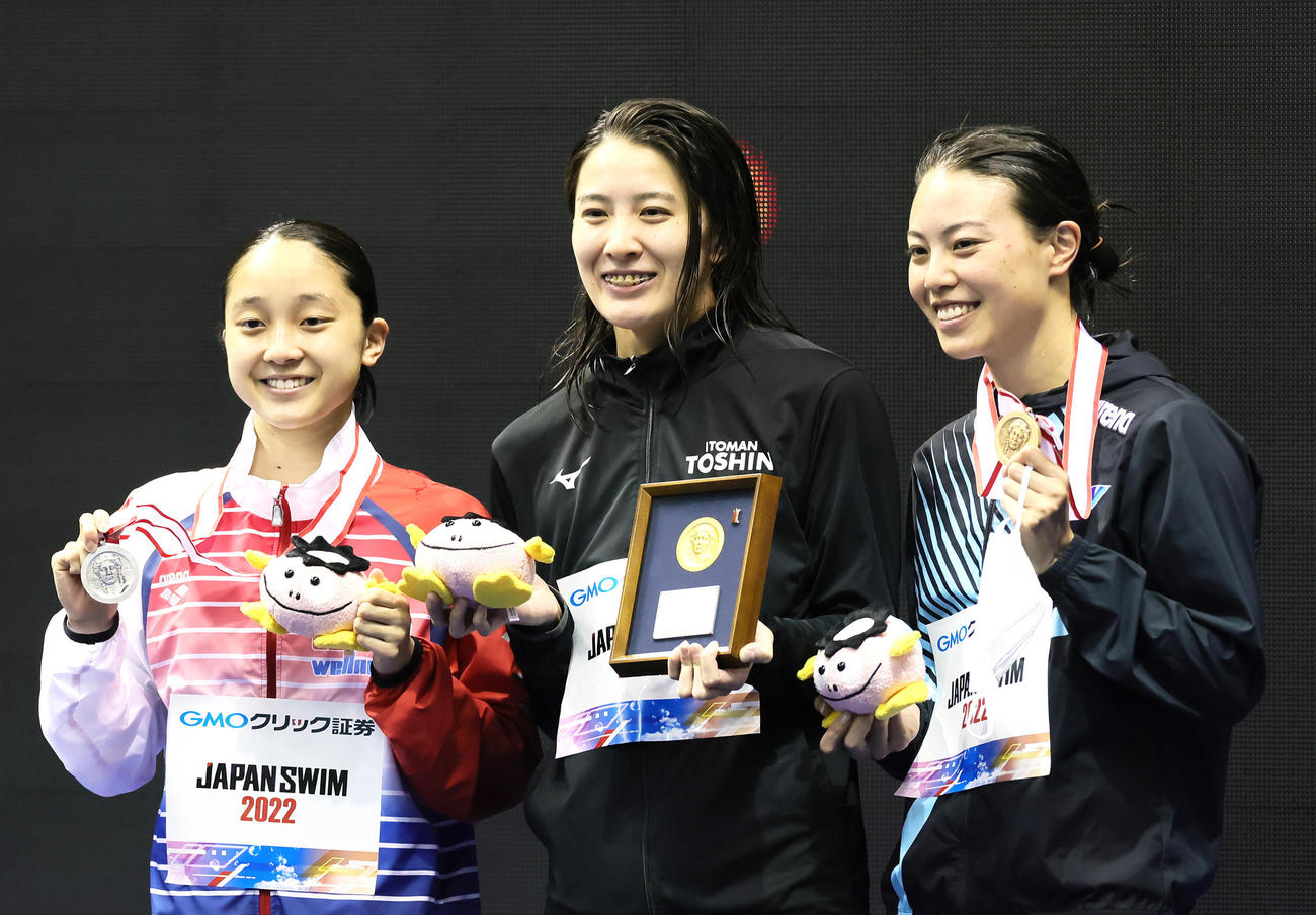 女子200メートル個人メドレーで優勝し笑顔を見せる大橋（中央）。左は2位成田、右は3位大本（撮影・足立雅史）