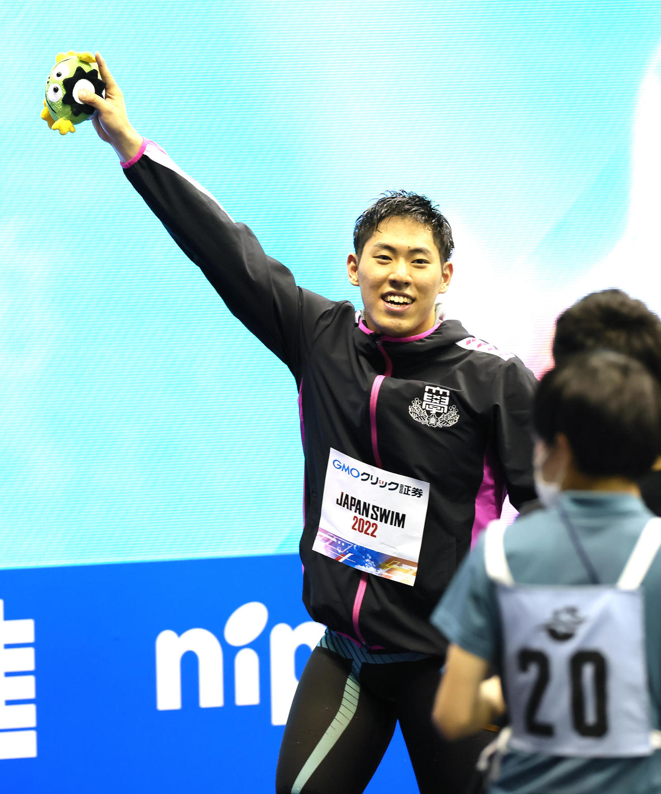 男子200メートルバタフライで優勝しスタンドに応える本多（撮影・足立雅史）