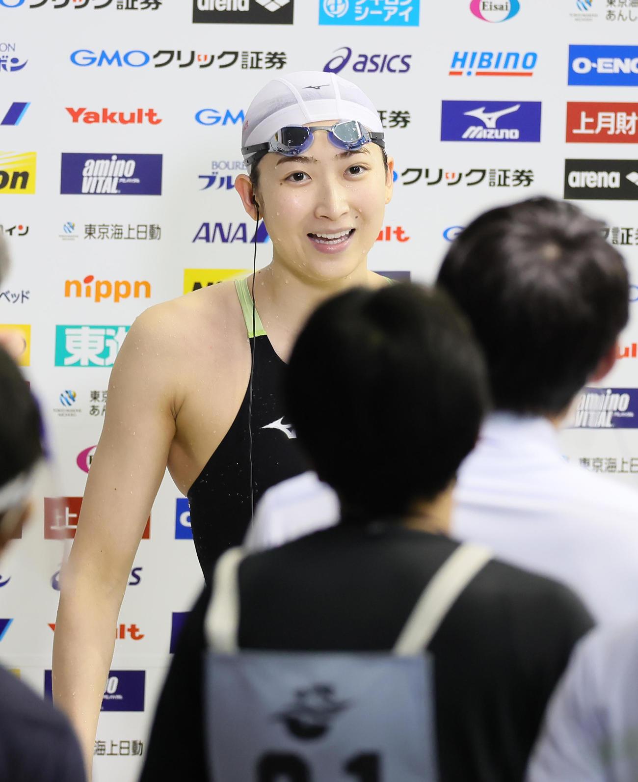 女子100メートル自由形の優勝インタビューに答える池江（撮影・足立雅史）