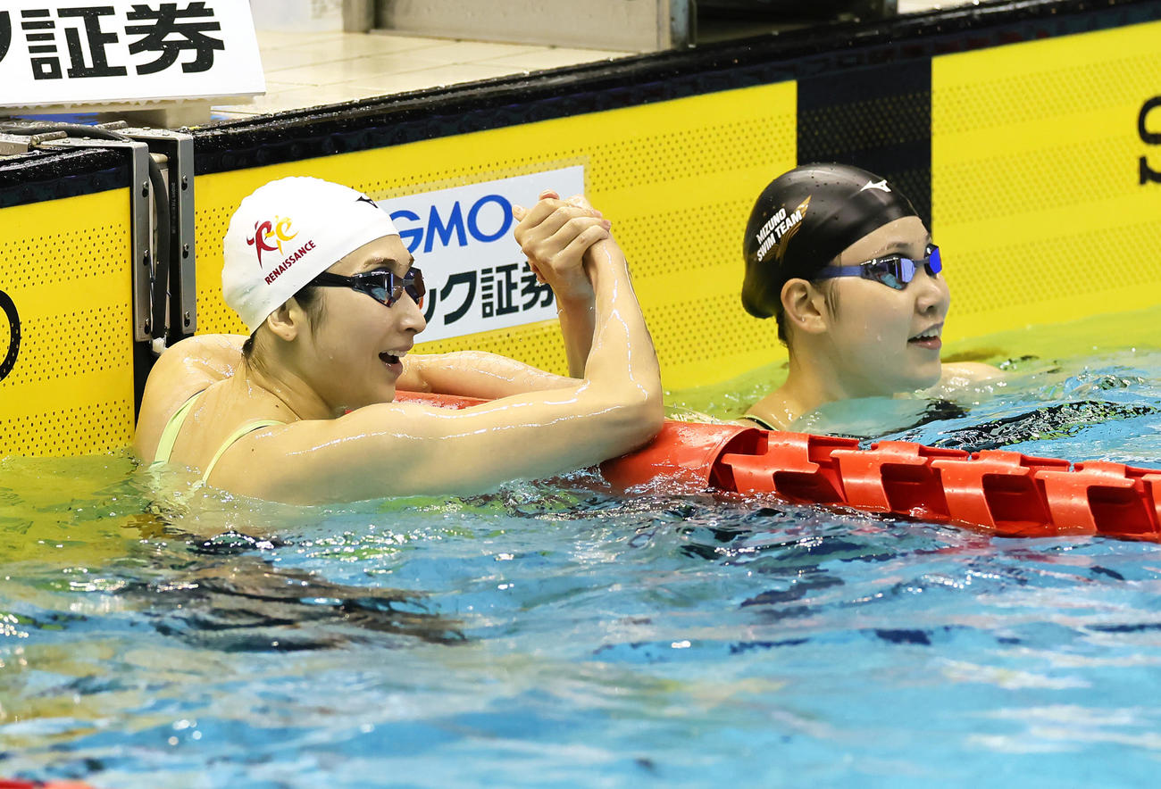 女子100メートル自由形で優勝した池江（左）は2位白井と握手を交わす（撮影・足立雅史）