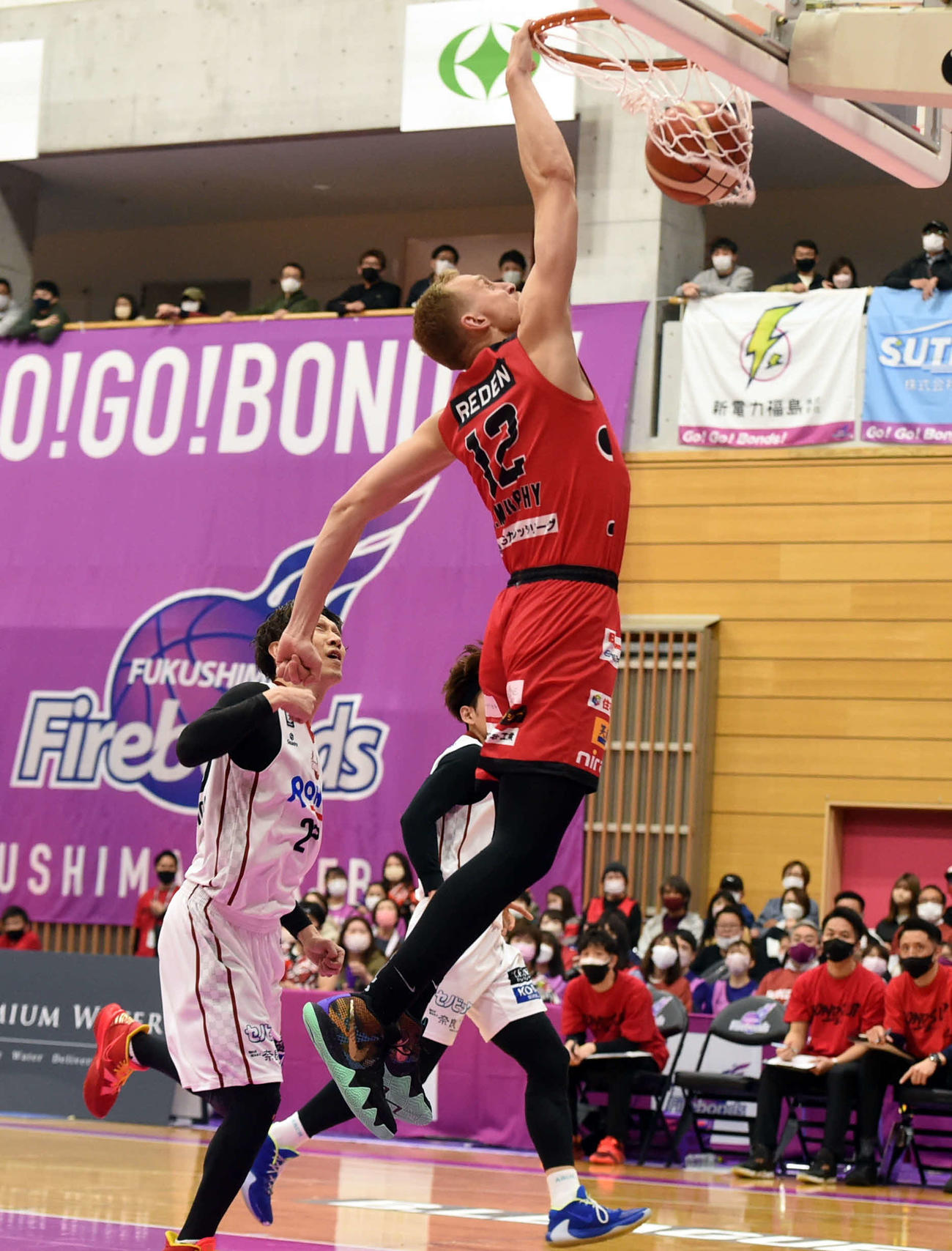第4Q、ダンクシュートを決める福島アレックス