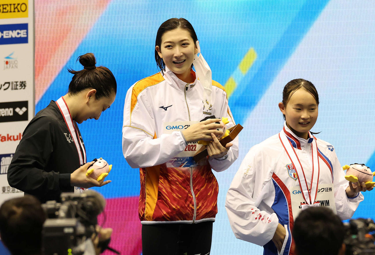 女子50メートル自由形決勝で、優勝した池江璃花子（中央）（撮影・丹羽敏通）