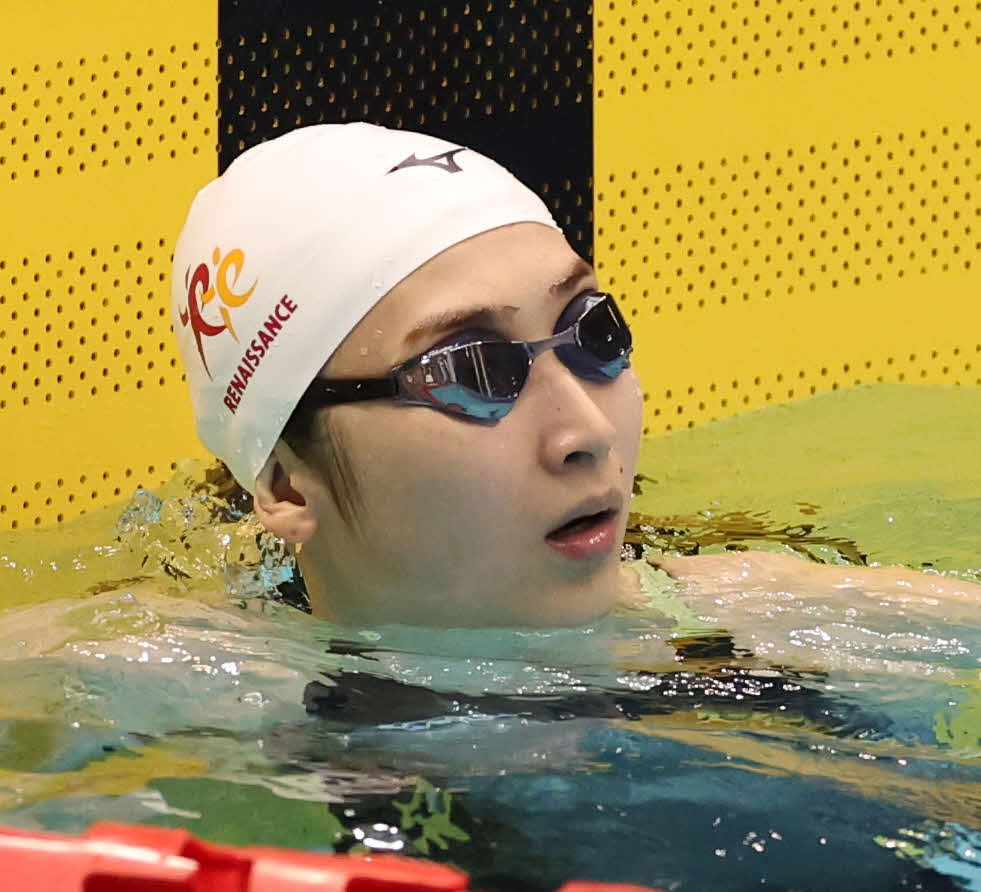 女子50メートル自由形予選で、ゴールして掲示板を見つめる池江璃花子（撮影・丹羽敏通）