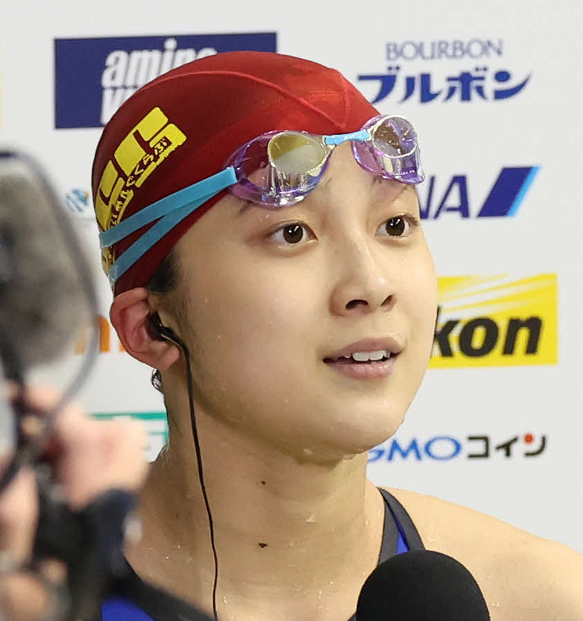 女子200メートル背泳ぎ決勝で優勝した成田（撮影・丹羽敏通）