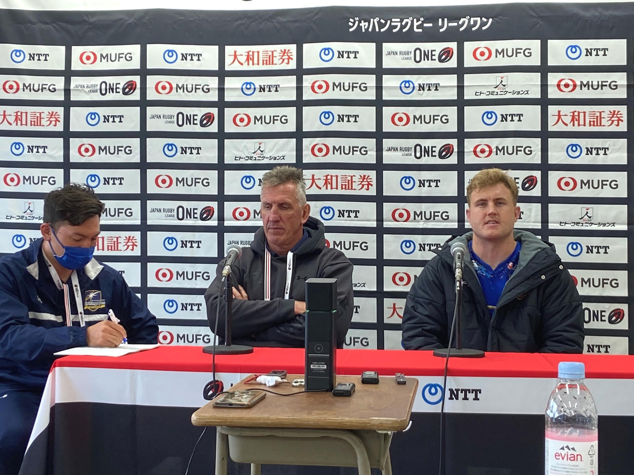 東京ベイ戦の会見で険しい表情を見せる浦安のロブ・ペニー・ヘッドコーチ（中央）とCTBシェーン・ゲイツ主将