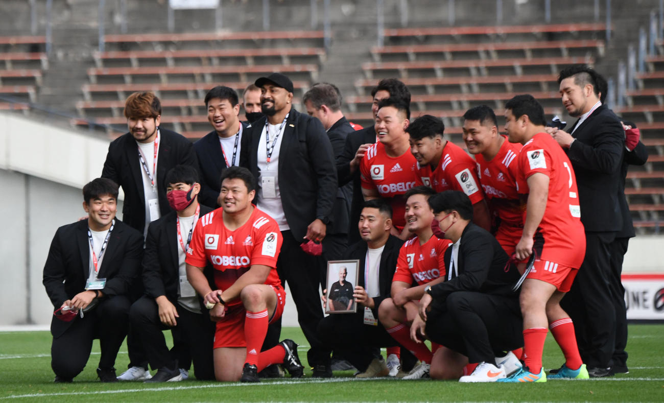 試合終了後、スティーブ・カンバーランドさんの遺影と写真を撮る神戸の選手やスタッフ（撮影・滝沢美穂子）