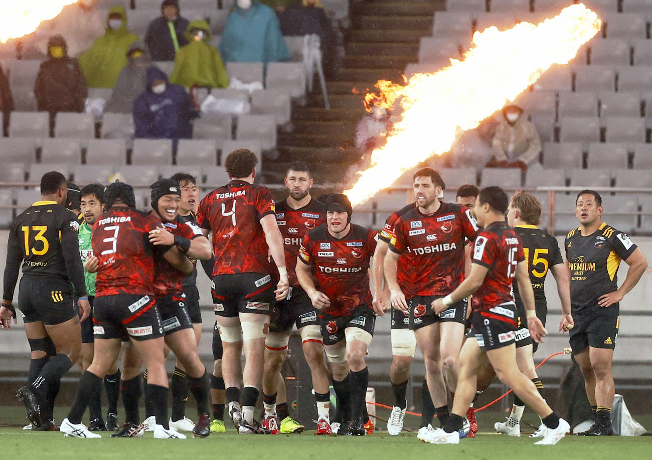 BL東京―東京SG　後半、BL東京・トッド（手前右から3人目）がトライを決め、喜ぶフィフティーン（共同）