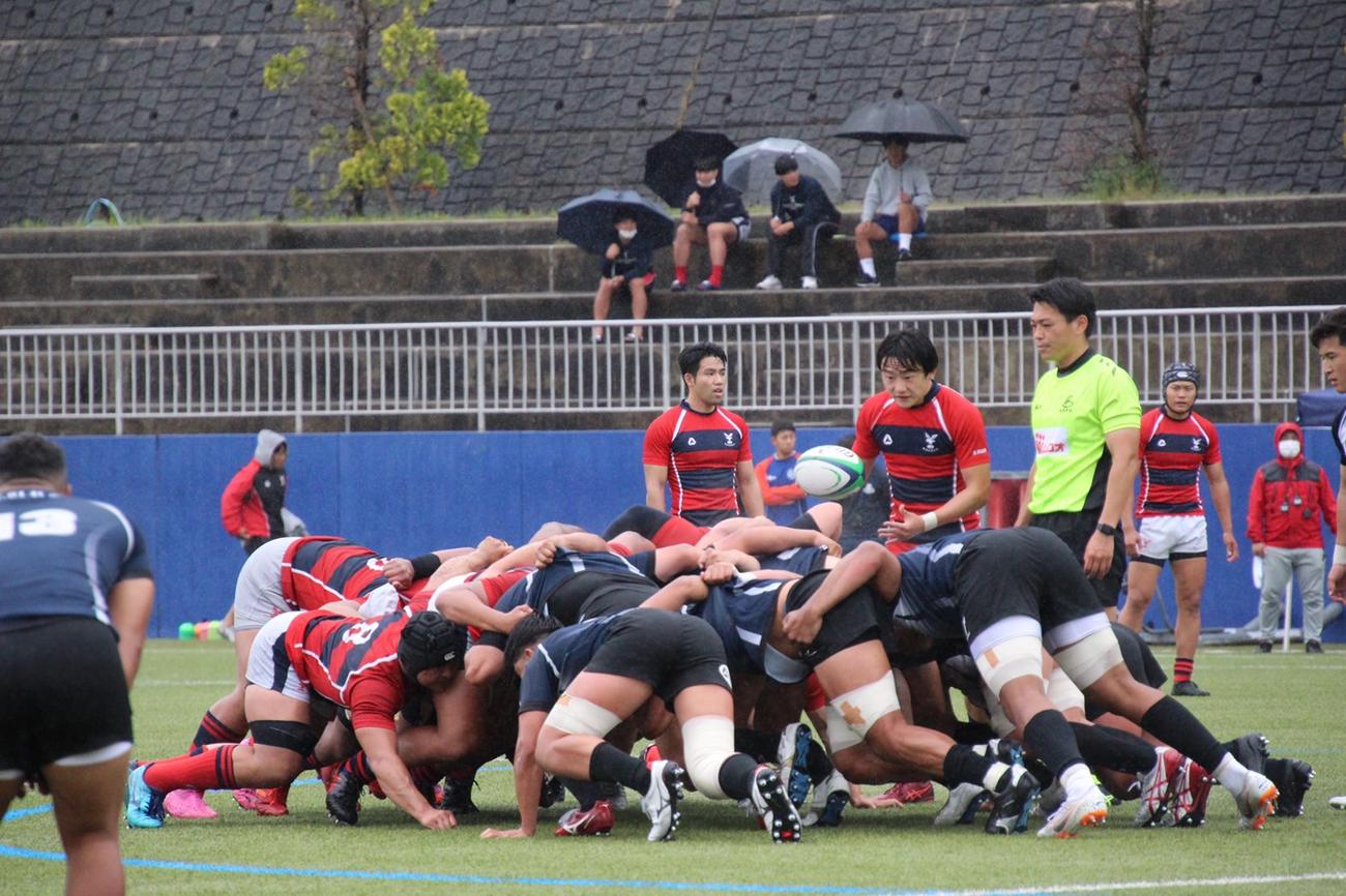 スクラムを組む天理大と京産大（京産大提供）