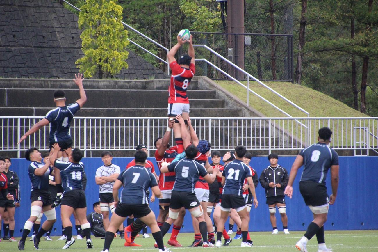 天理大との試合でラインアウトでボールを取る京産大（京産大提供）