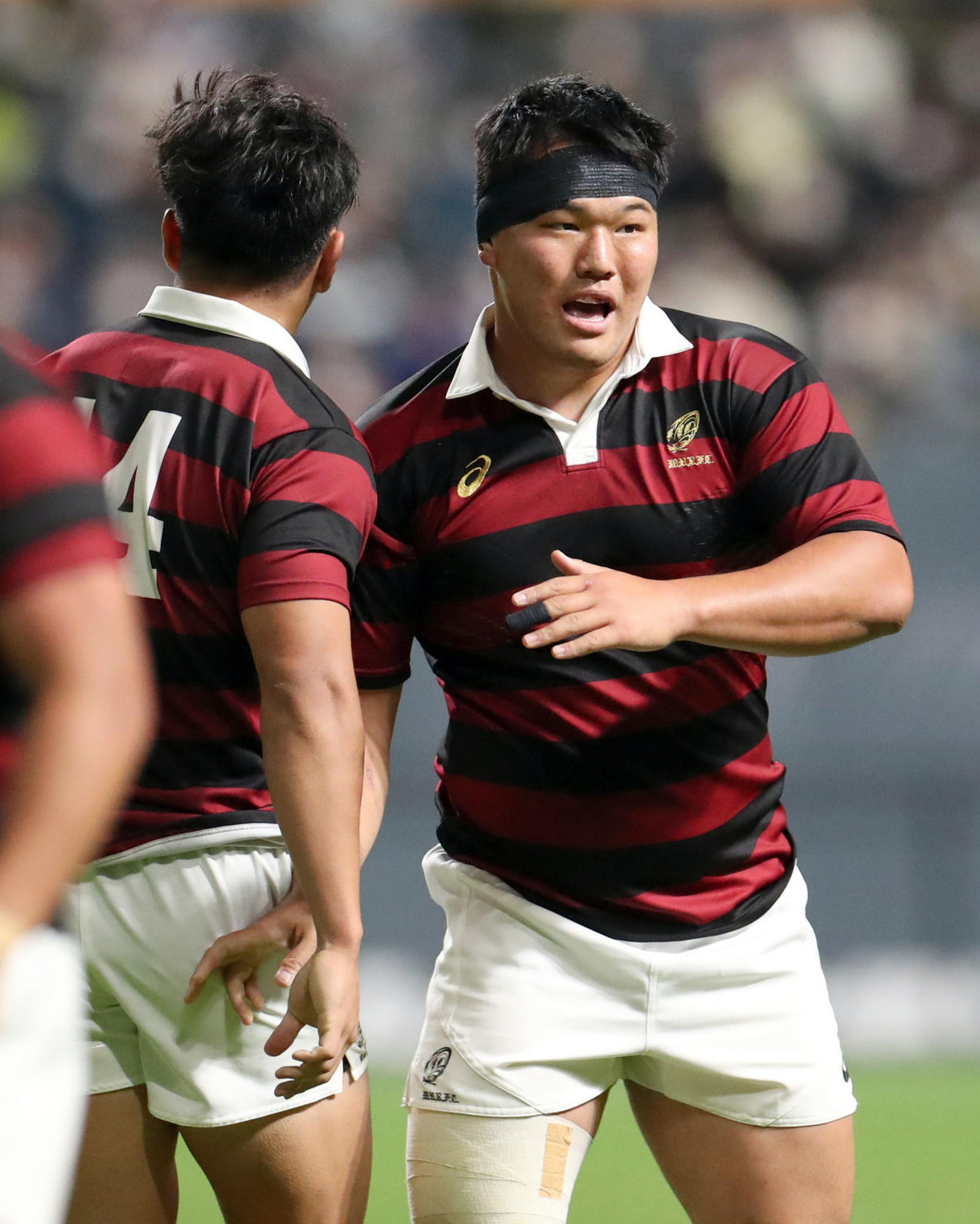 早大対明大　後半、早大・相良のトライにチームメートと喜び合う平山（右）（撮影・佐藤翔太）