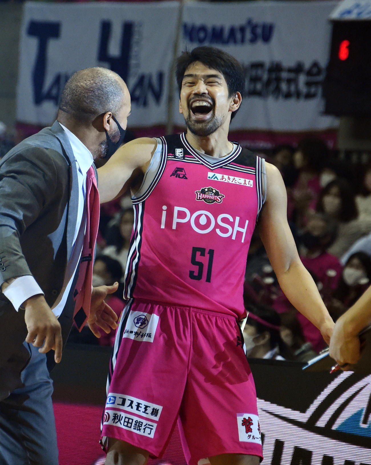 第4Q、3点シュートを決めた直後のタイムアウトで笑顔を見せる秋田古川（右）