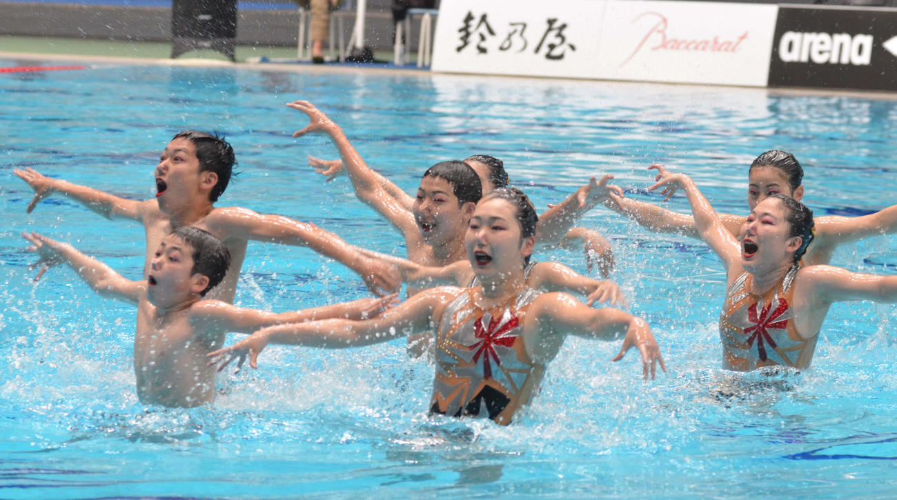 AS日本選手権で男子3人が同時に泳ぐ歴史を作った宮城ASCの鈴木3兄弟。郡（左奥）、歩樹（中央奥）、輪（左手前）（撮影・吉池彰）