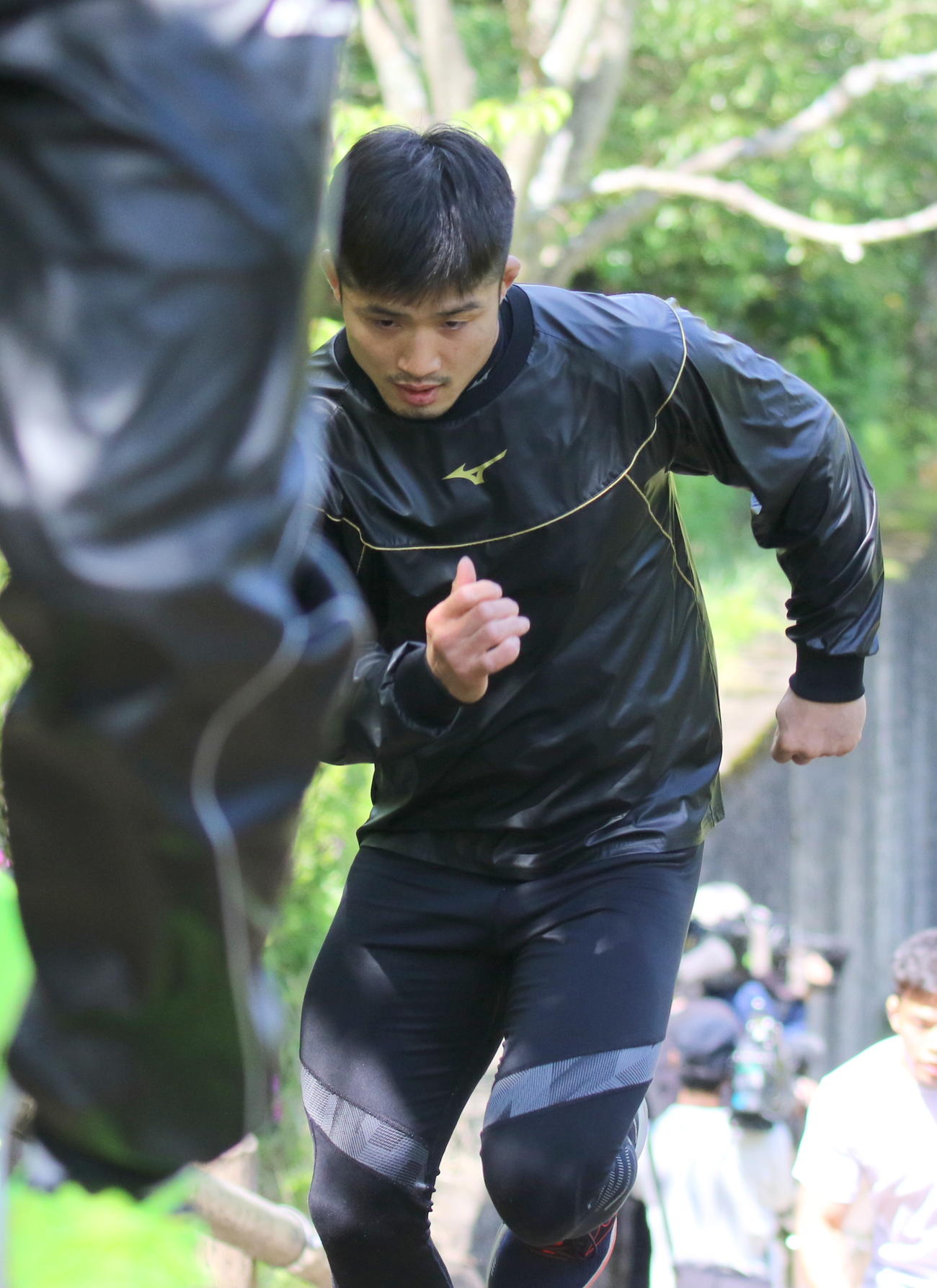 柔道全日本男子合宿で階段ダッシュに取り組む66キロ級の丸山城志郎（撮影・木下淳）
