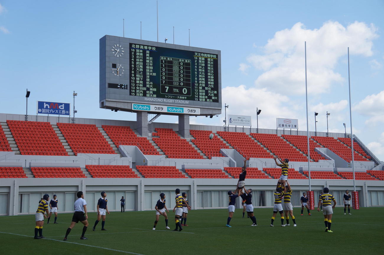 ラインアウトで競り合う横じまのジャージーの天王寺と紺色のジャージーの北野の選手（撮影・益子浩一）