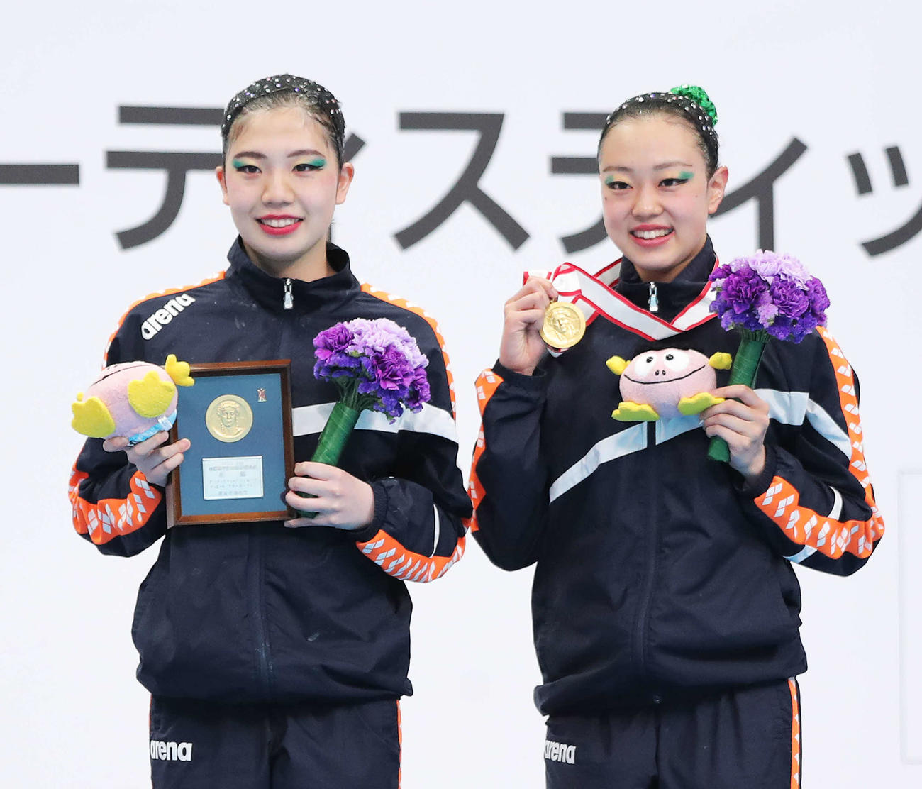 デュエットFRの表彰式で笑顔を見せる小林（左）、和田組（撮影・河田真司）