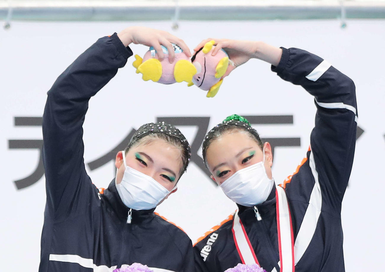 デュエットFRの表彰式でポーズを決める小林（左）、和田組（撮影・河田真司）